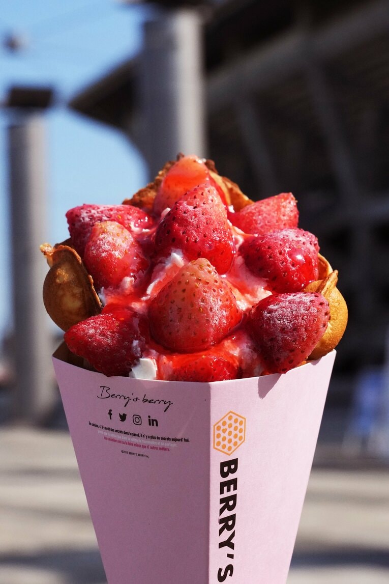 『ベリーズベリー』のストロベリーバブルワッフル（880円）