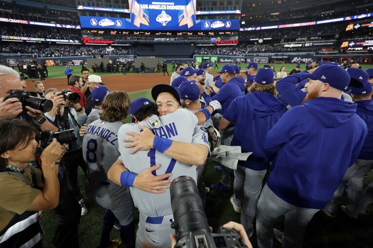 【ドジャースのテレビに映らない名場面】ワールドシリーズ連覇を果たし、大谷がエドマンとハグ（写真はまだまだ続きます）　©Getty Images