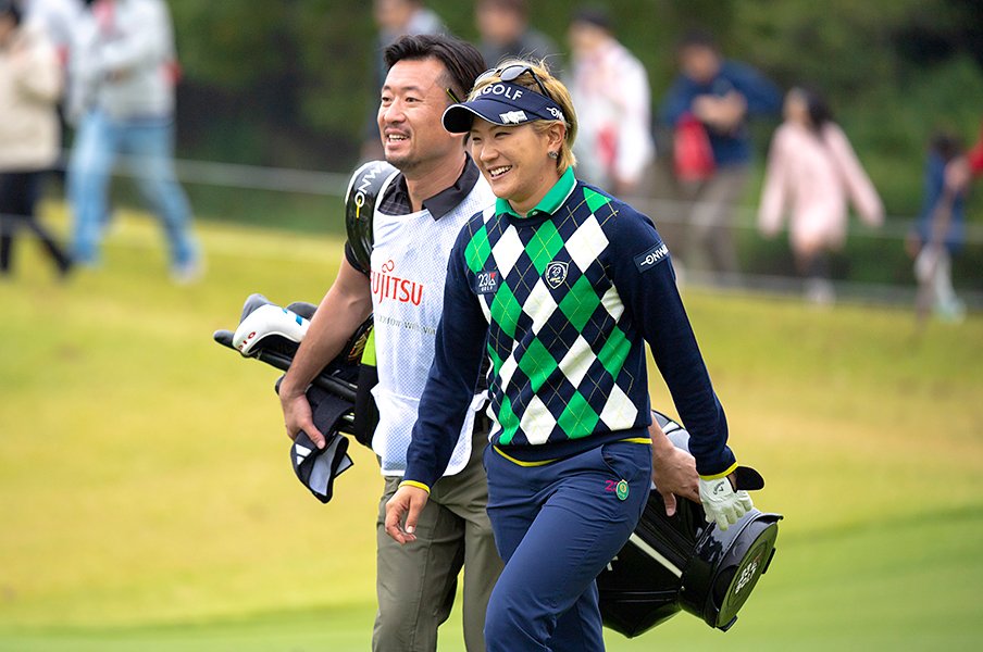 今季3勝目 成田美寿々の奇策 キャディーの本職はトレーナー 女子ゴルフ Number Web ナンバー