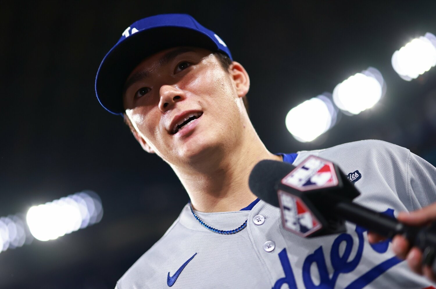 カーショウ絶賛「効率的。今のヨシなら150球でも」山本由伸がブルージェイズ打線を制圧…“敵地ファンに神対応”大谷翔平から主役を奪った日＜Number Web＞ photograph by Vaughn Ridley/Getty Images
