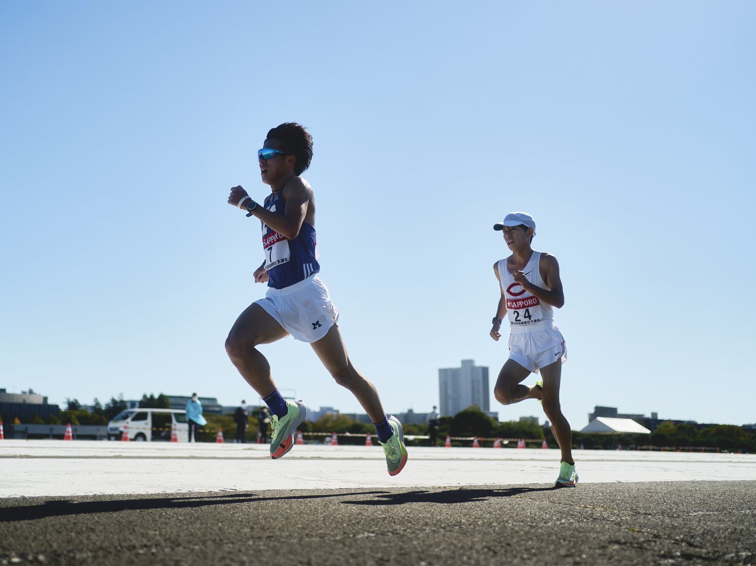 日本人2位の明治大・加藤（左）と、日本人5位の中央大・吉居大和