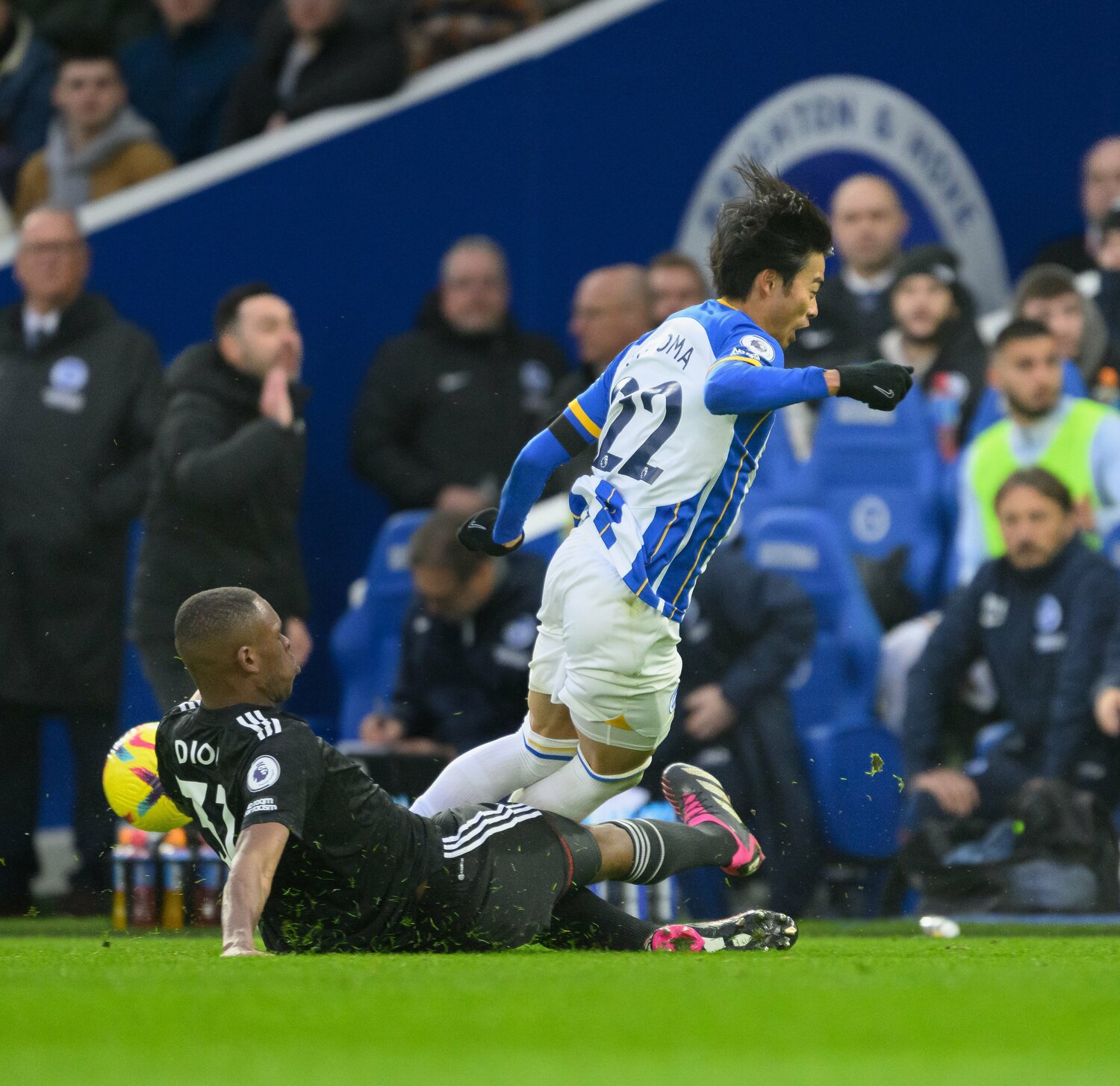 フラムの右CBイッサ・ディオプのスライディングタックル。三笘が中央寄りにポジションを取るとテテとディオプはスムーズにマークを受け渡していた　©Getty Images