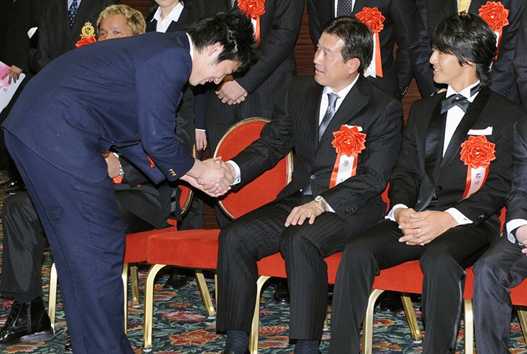 授賞式では原監督に頭を下げながら握手を交わした　©︎Kyodo News
