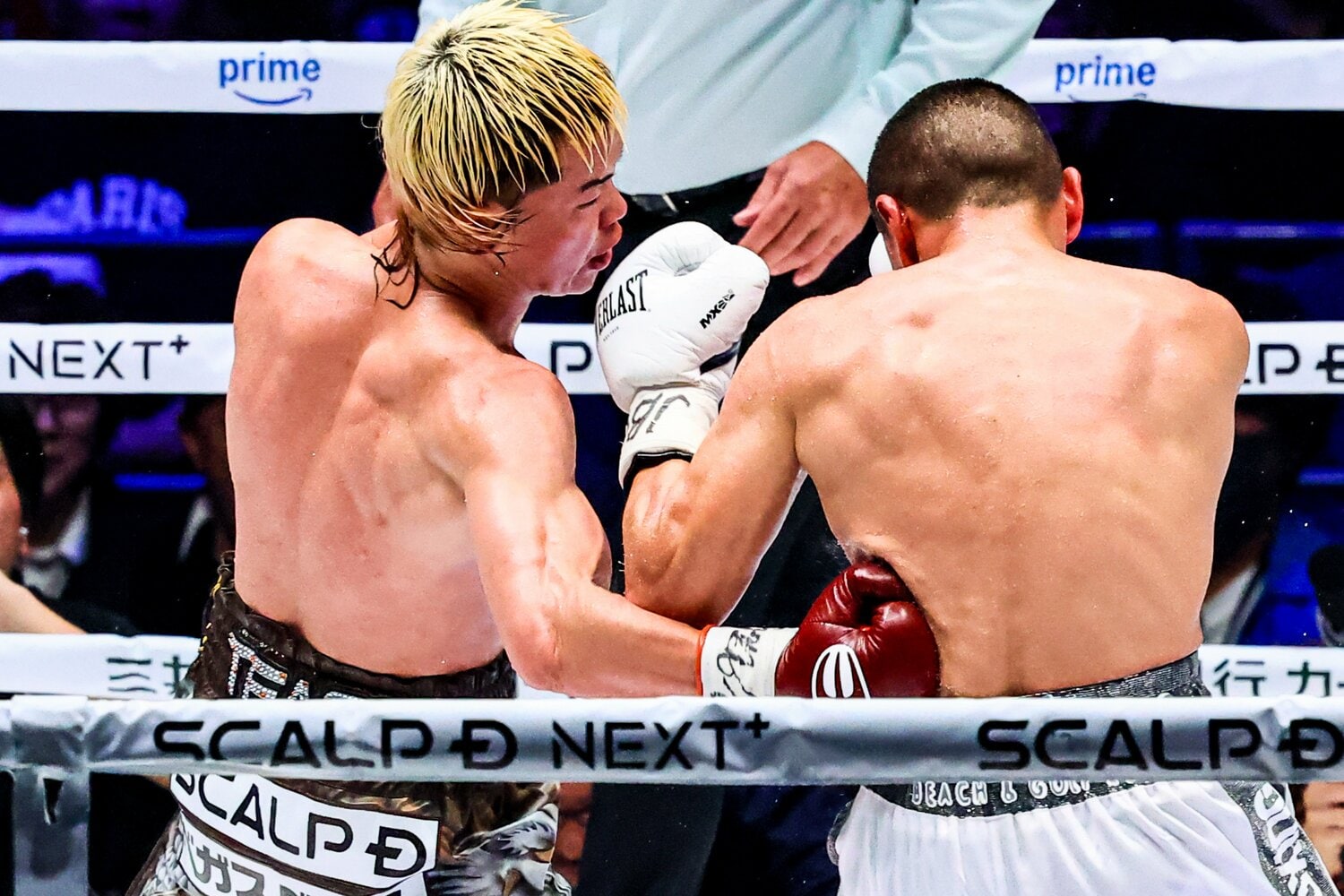 脇腹にボディを突き刺す那須川天心。試合後、エストラーダの肋骨骨折が判明した　©Susumu Nagao