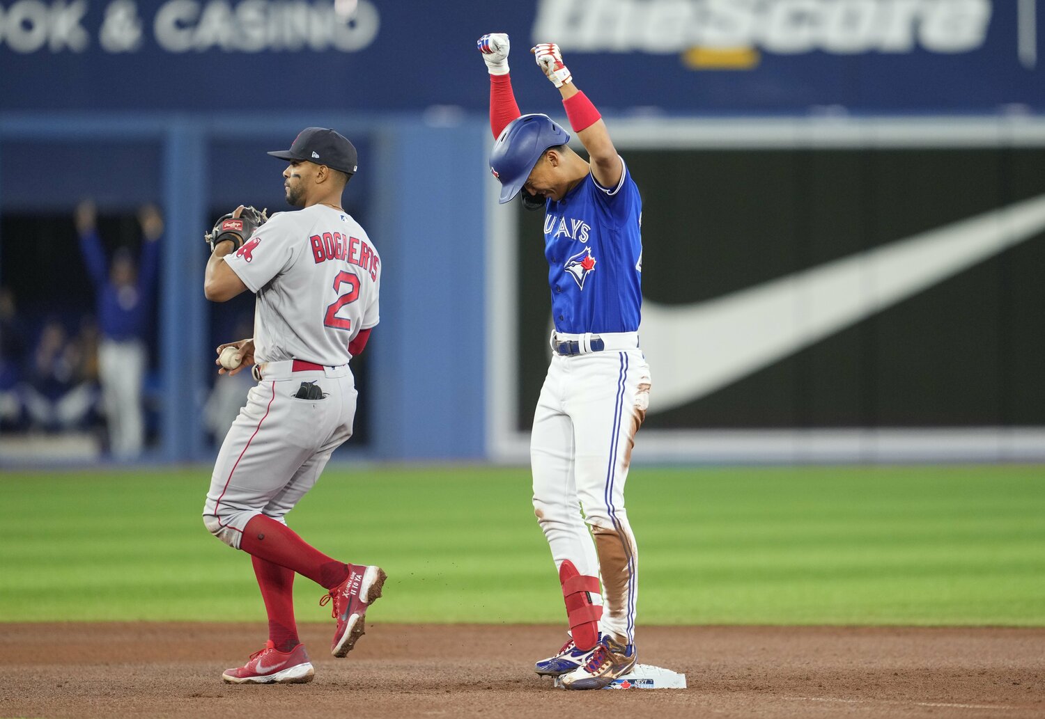 ブルージェイズ所属時の2022年4月27日、レッドソックス戦で二塁打を放った加藤。苦節10年でメジャー初安打にたどり着いた ©︎Getty Images