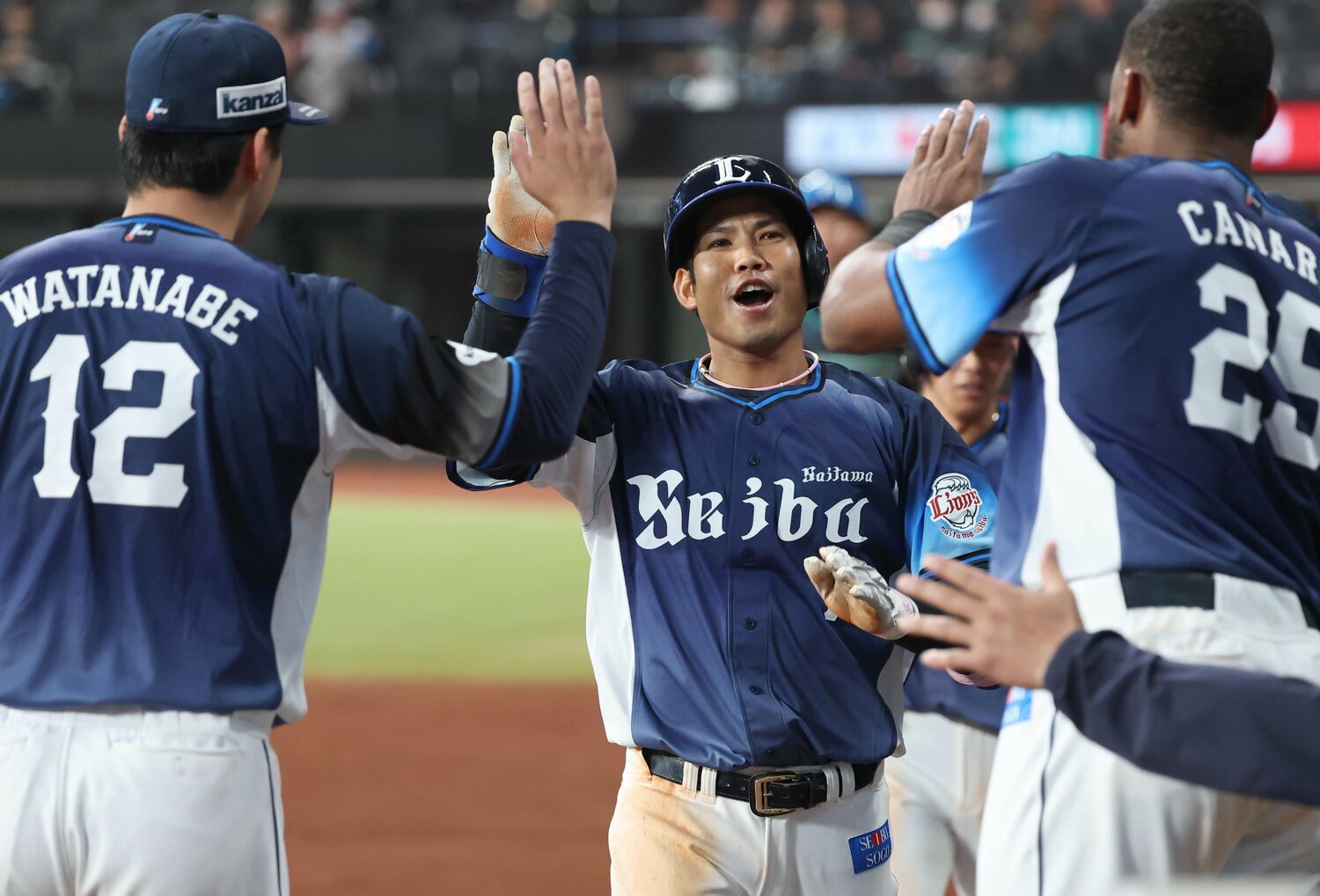 17日の日本ハム戦では逆転2ランを放ちチームメートの祝福を受ける　©SANKEI SHIMBUN