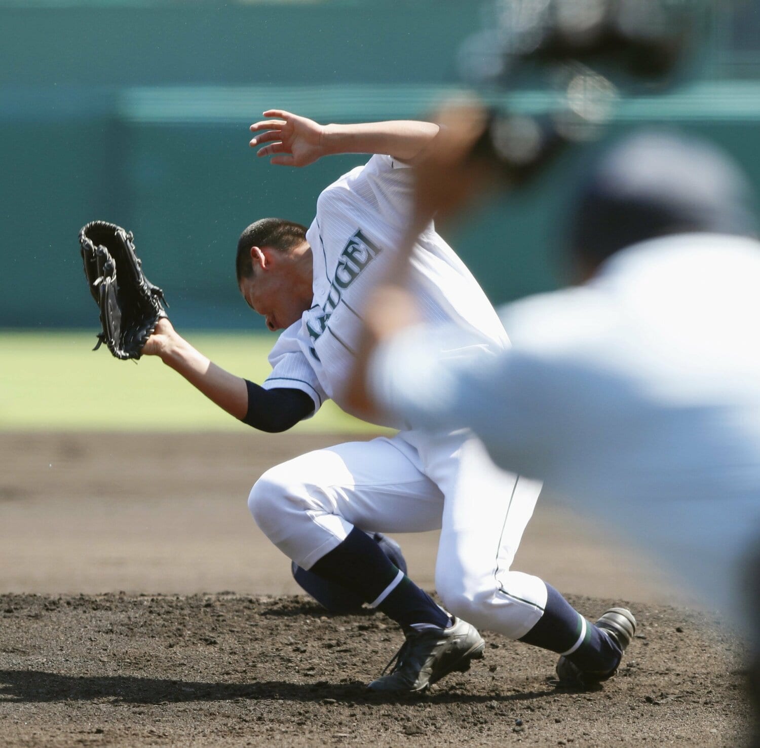打球が顔面に直撃。甲子園は騒然とした空気に ©KYODO