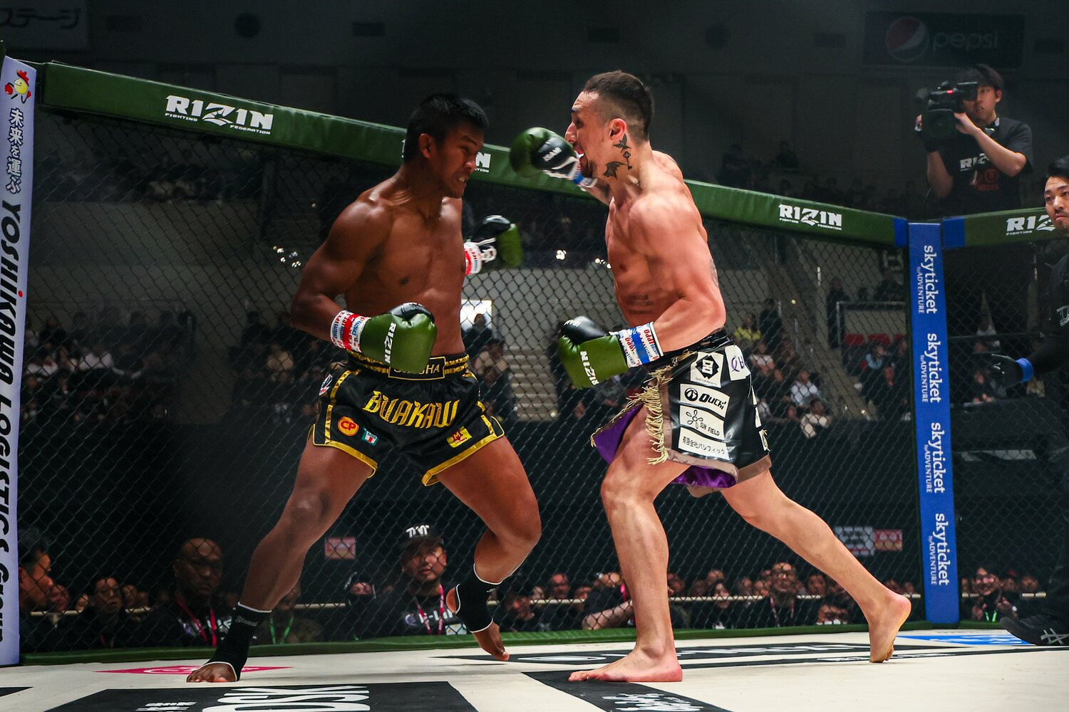 パワフルなパンチを振るっていった木村だが、ブアカーオも応戦　©RIZIN FF Susumu Nagao