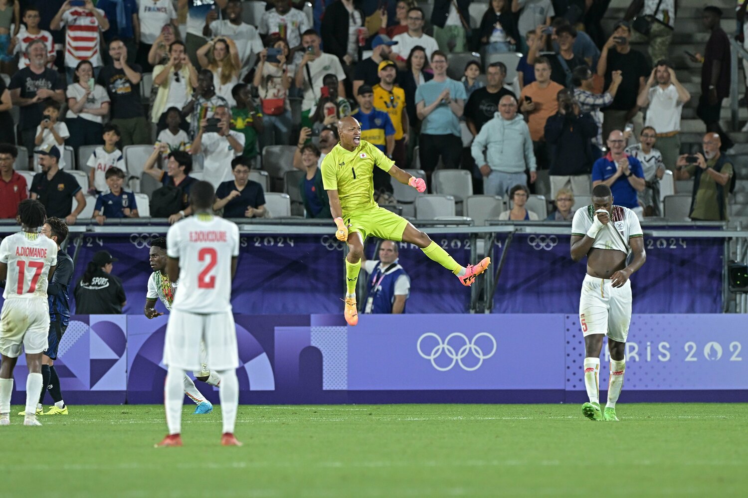 小久保玲央ブライアン、“PKストップ”後のジャンピングガッツポーズ　©Takuya Kaneko/JMPA