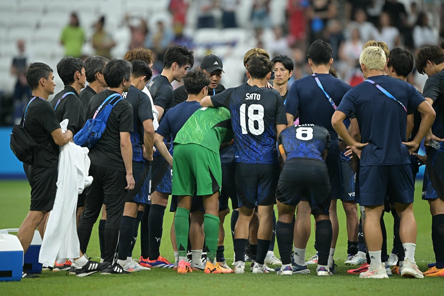 試合後の円陣で声をかける大岩監督　©Takuya Kaneko/JMPA