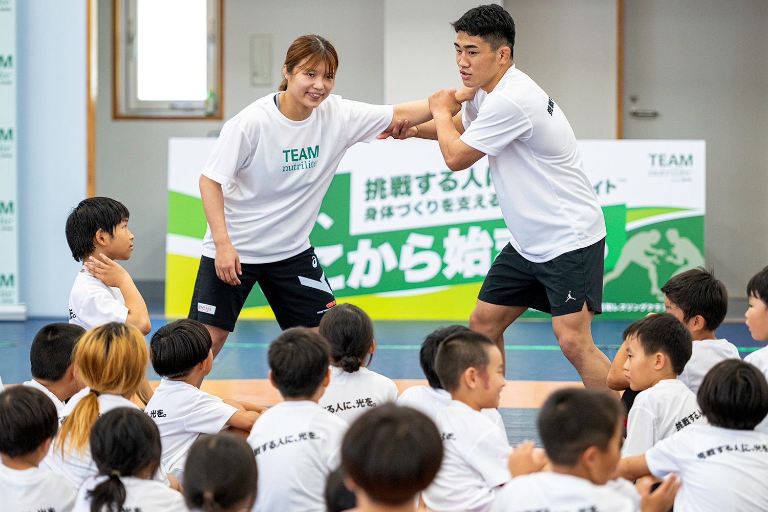 パリ五輪金メダリストの櫻井つぐみさんもイベントに参加。子どもたちにレスリングの楽しさを伝えた