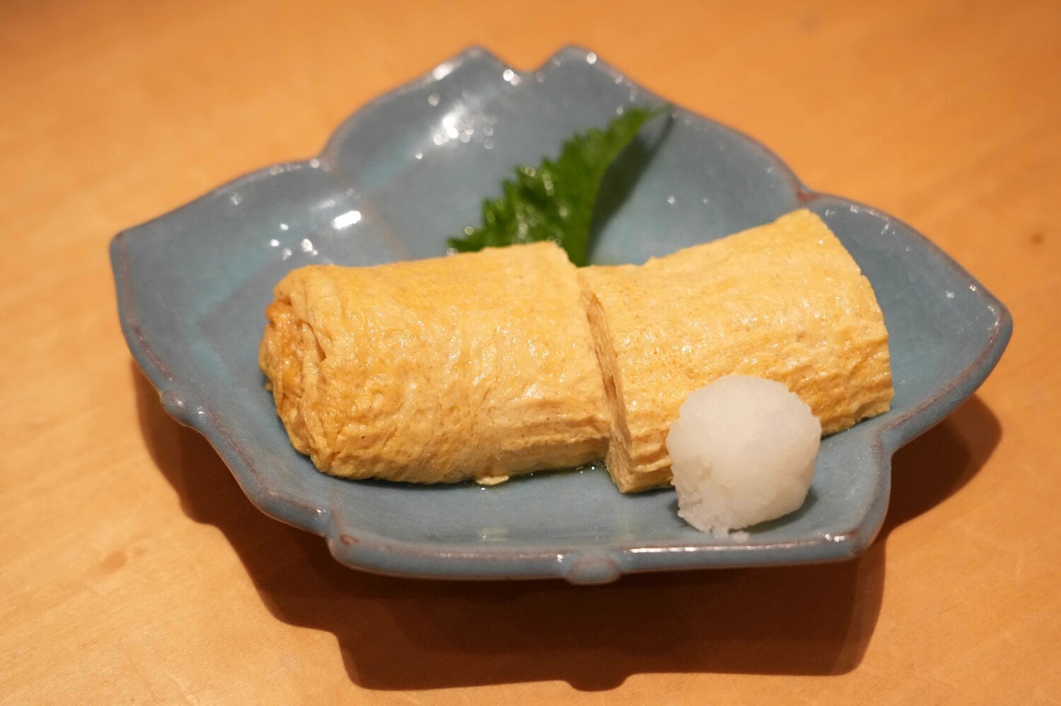 だし巻き卵。簀巻きで美しい形に整えられている