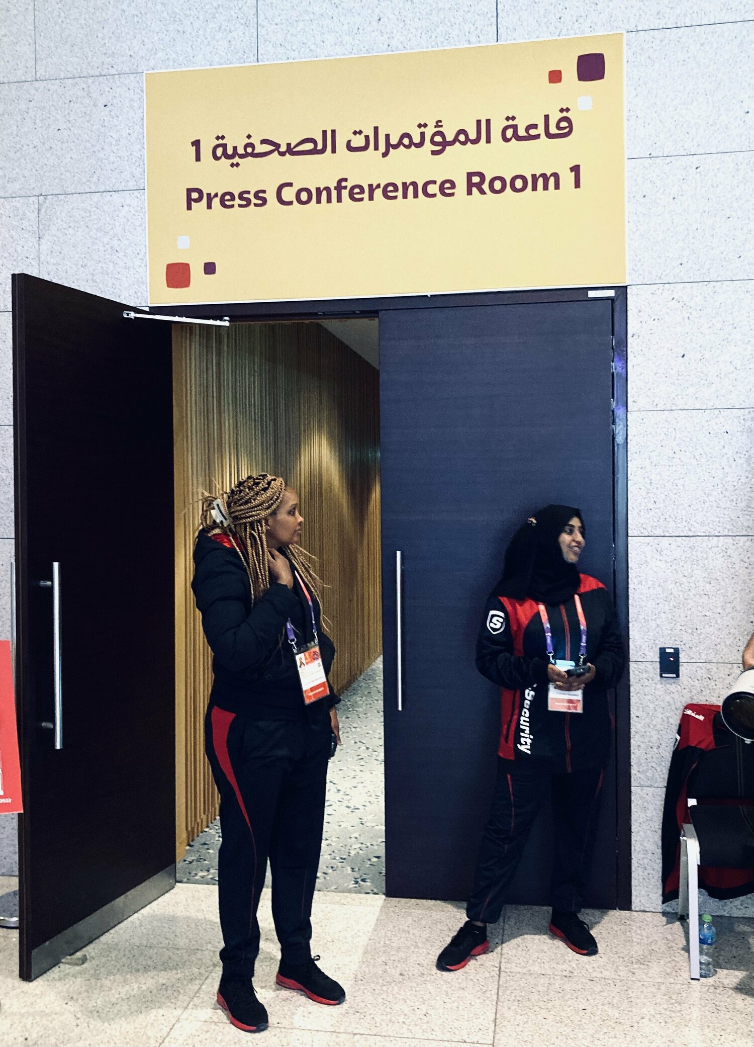 ダウンを着る女性。寒そう　©Yoshiaki Matsumoto