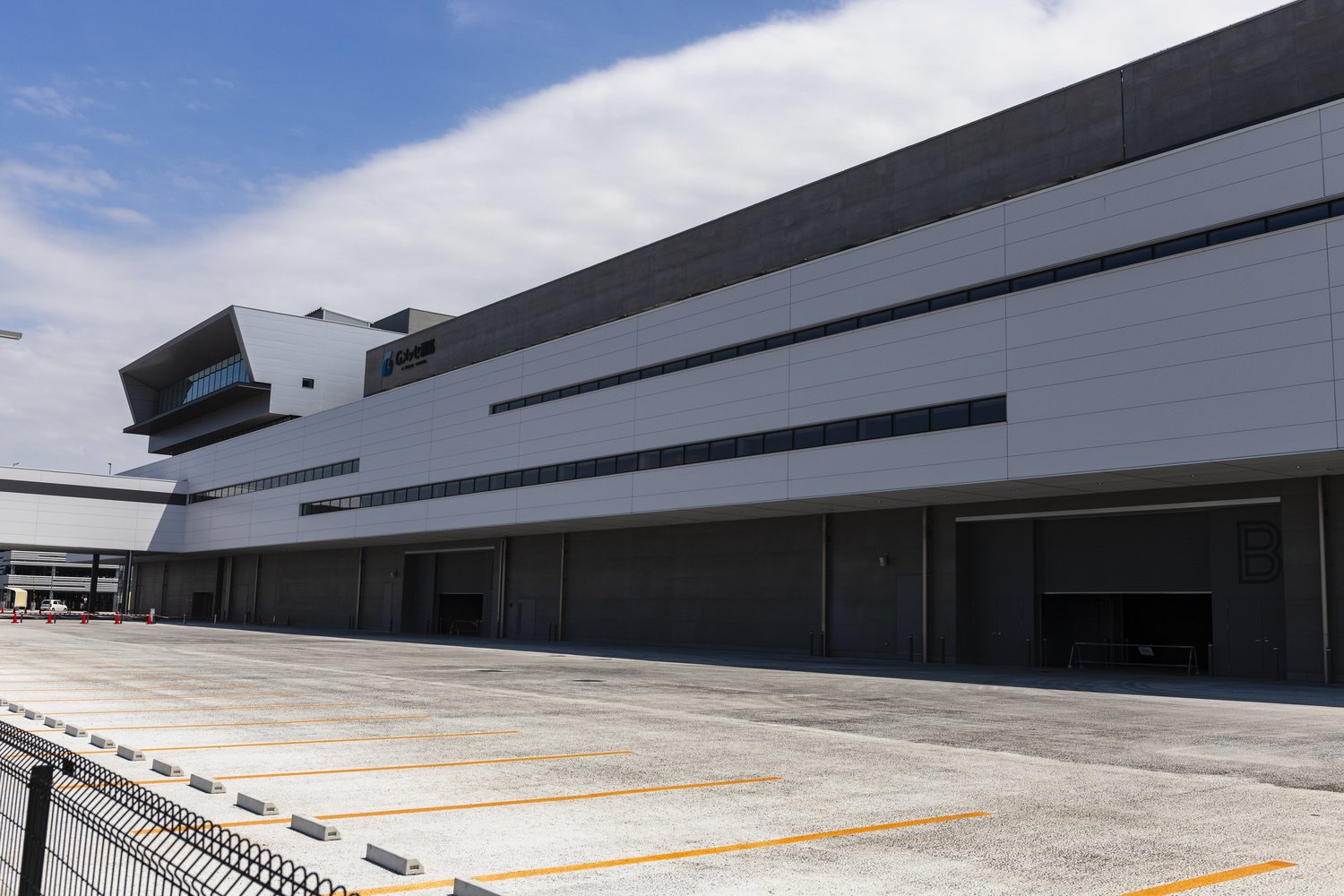 「Gメッセ群馬」を左に見ながら馬になった気分で歩いていく