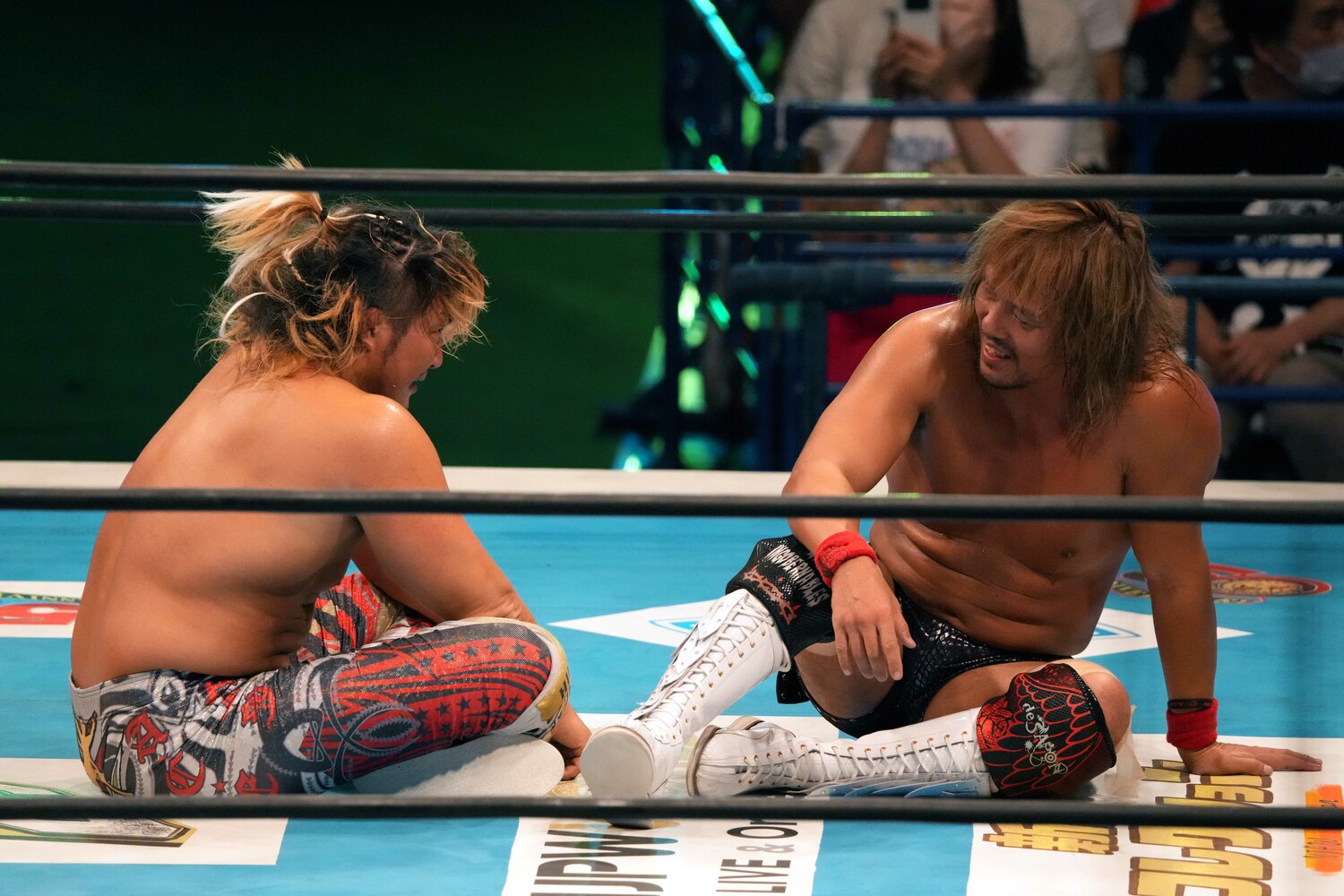 棚橋弘至に敗れた内藤哲也は、座ったまま不敵な笑みを浮かべた