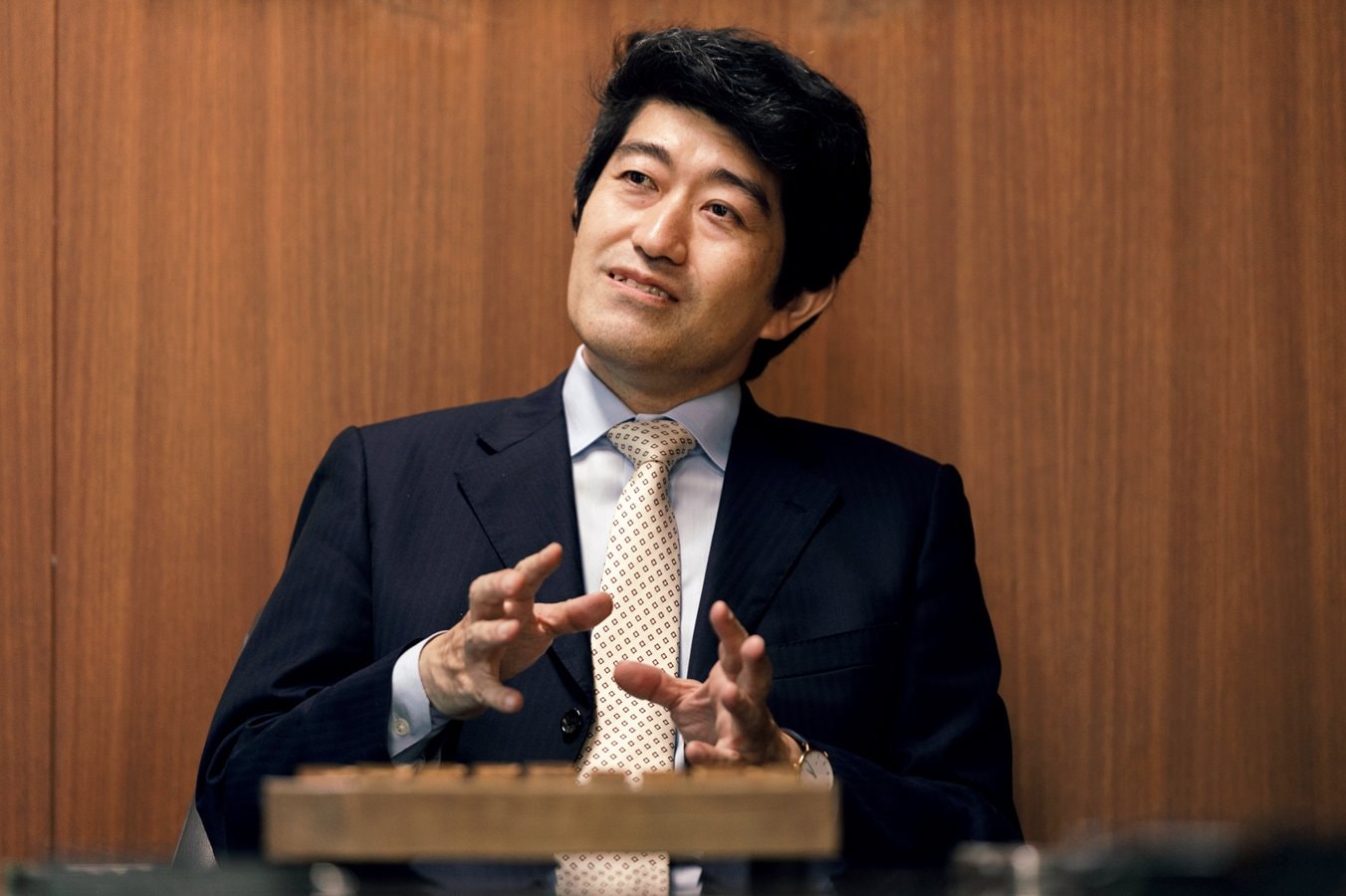 森内俊之／1970年10月10日、神奈川県生まれ。勝浦修九段門下。'87年四段。'02年九段。タイトル戦登場25回。獲得は竜王2期、名人8期（十八世名人）、棋王1期、王将1期。棋戦優勝13回。重厚な棋風で鉄板流の異名も　©︎Wataru Sato