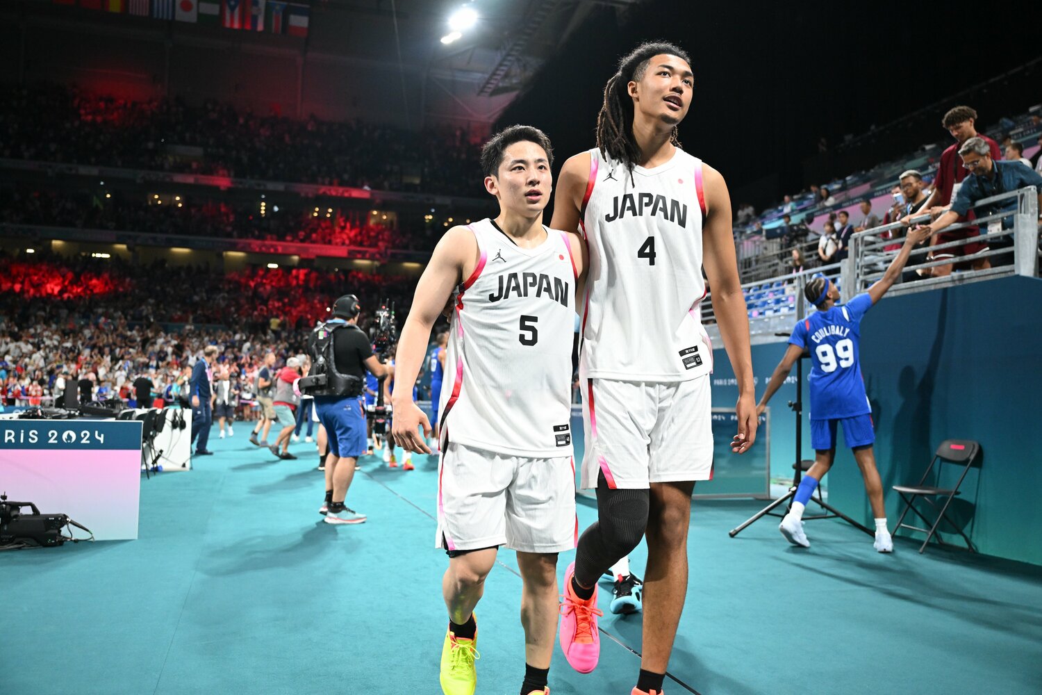 悔しい感情を滲ませがらコートを後にした河村勇輝とジェイコブス晶　©︎Kaoru Watanabe/JMPA