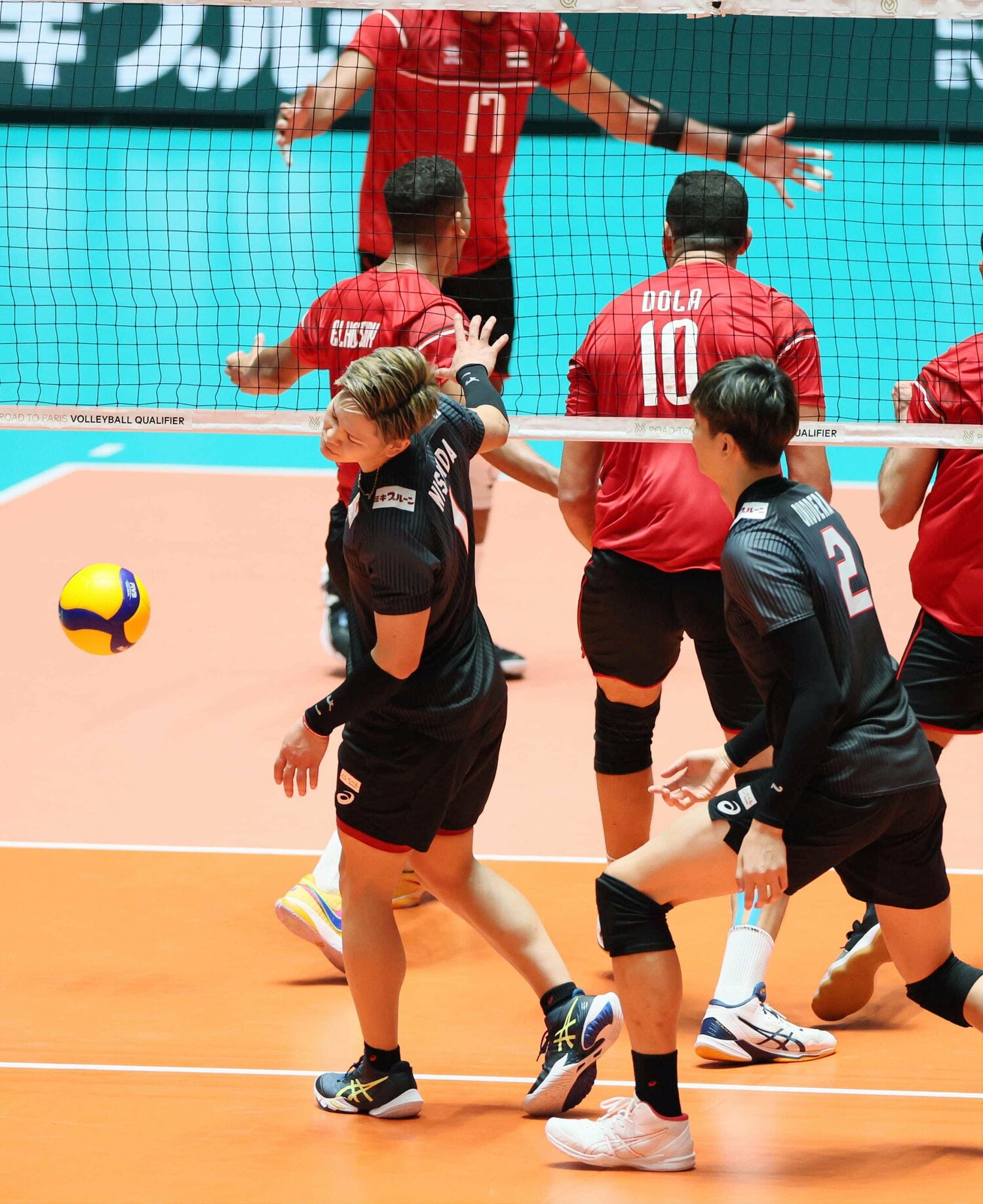 第3セット、相手のブロックに阻まれ悔しがる西田　©︎JIJI PRESS