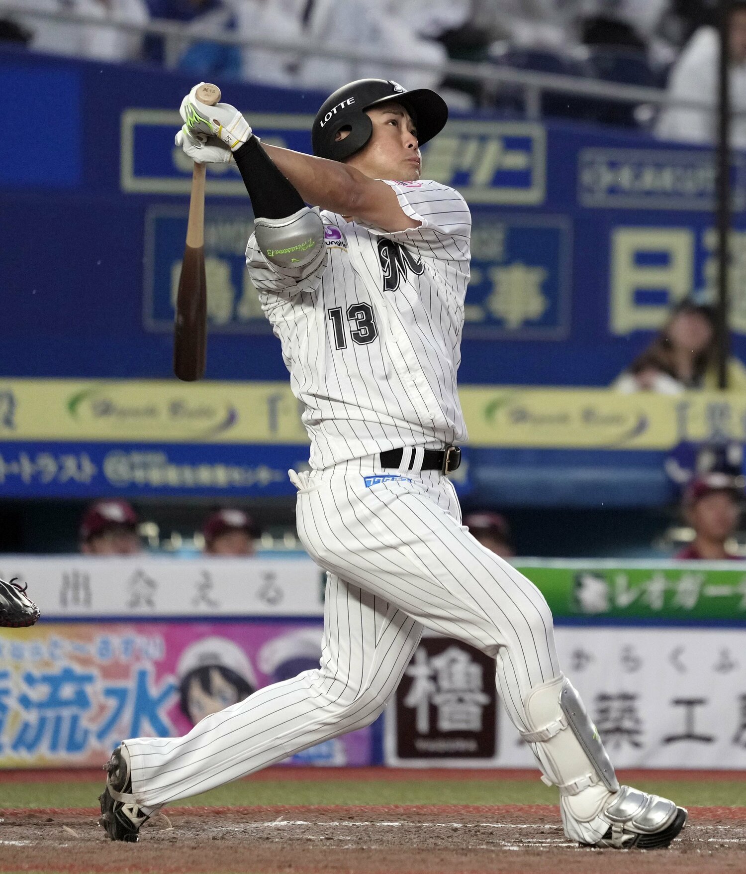 4月8日、逆転2ランを放ったロッテ平沢　©︎KYODO