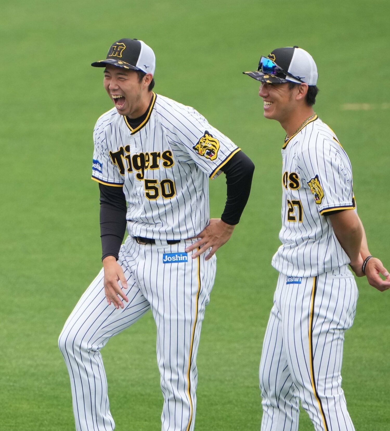 チームメイトと談笑する青柳晃洋(左) ©︎Sankei Shimbun