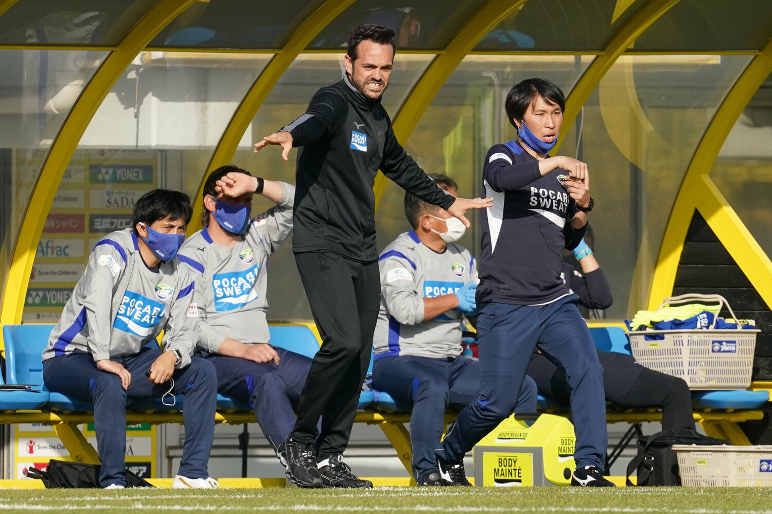 21年、徳島のポヤトス監督と岡井通訳 ©Etsuo Hara/Getty Images