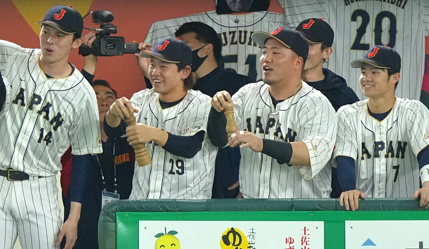 イタリア戦、本物のペッパーミルを使って喜ぶ宮城大弥と山川穂高　©Sankei Shimbun