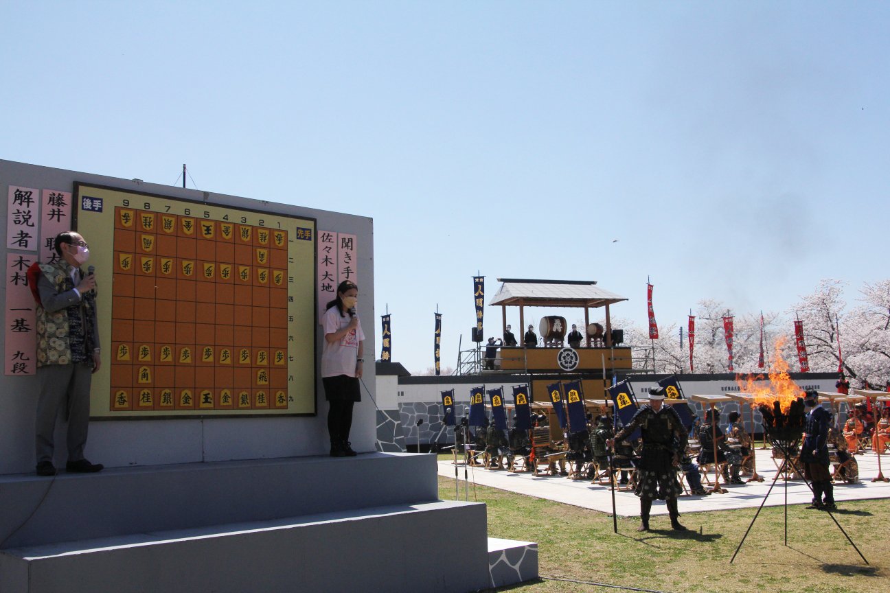 大盤解説の2人と、かがり火