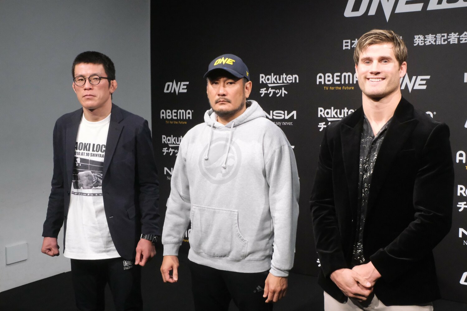 カード発表会見での青木真也とセージ・ノースカット　©Norihiro Hashimoto