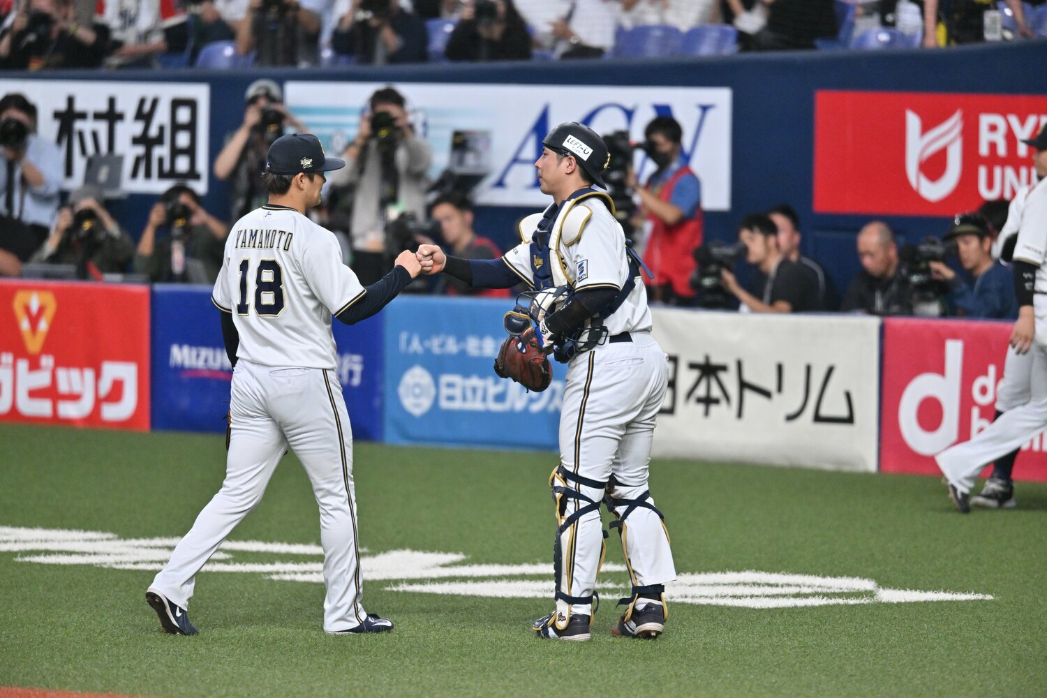 ピンチを凌いだ山本とグータッチをかわす捕手の若月　©︎Hideki Sugiyama