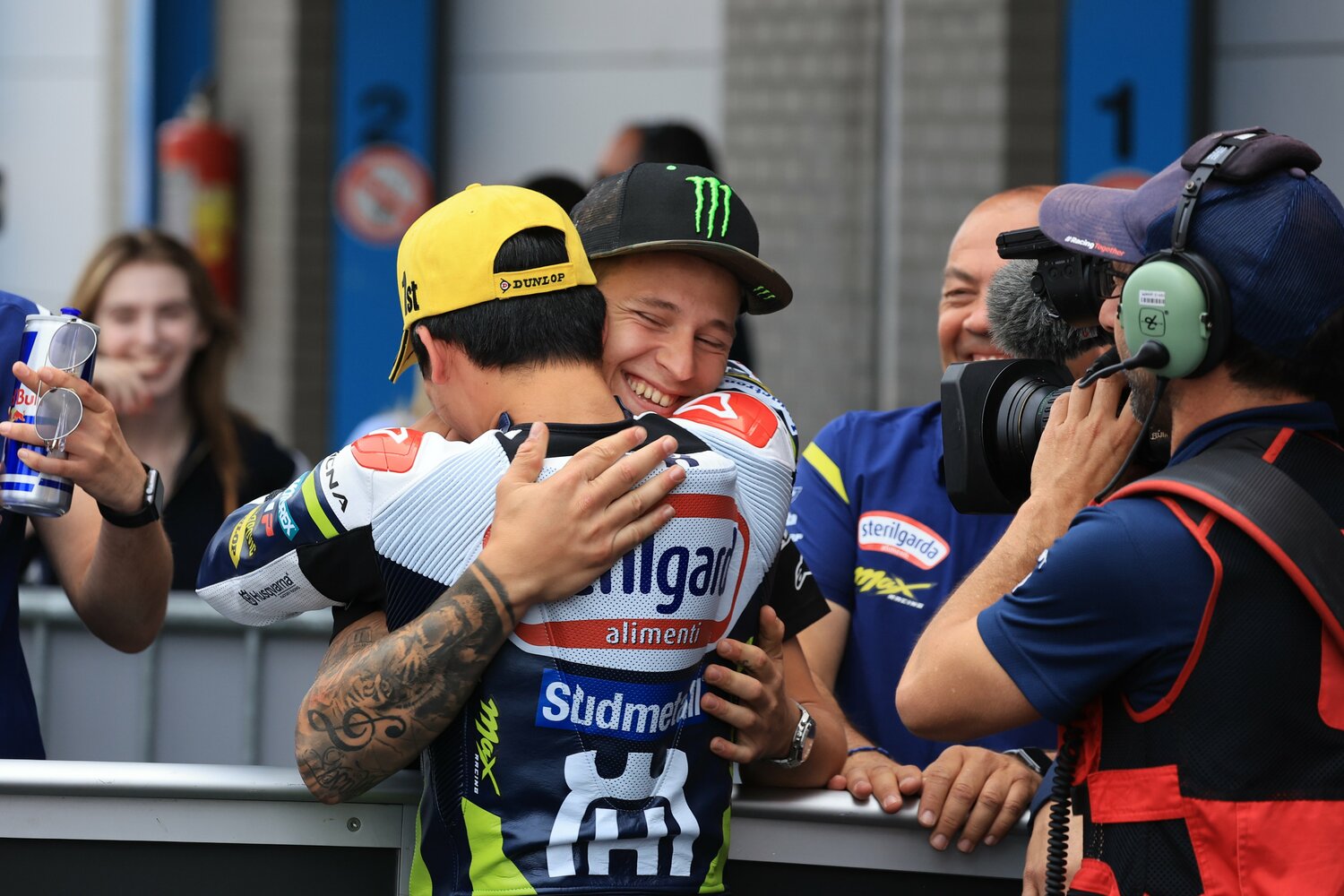 佐々木の初優勝を祝福する、21年のMotoGP王者クアルタラロ