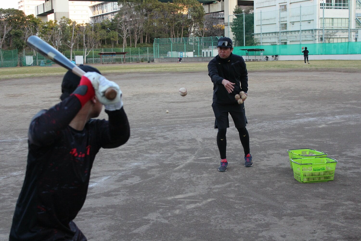 練習を手伝う父・和彦さん　©Katsuharu Uchida