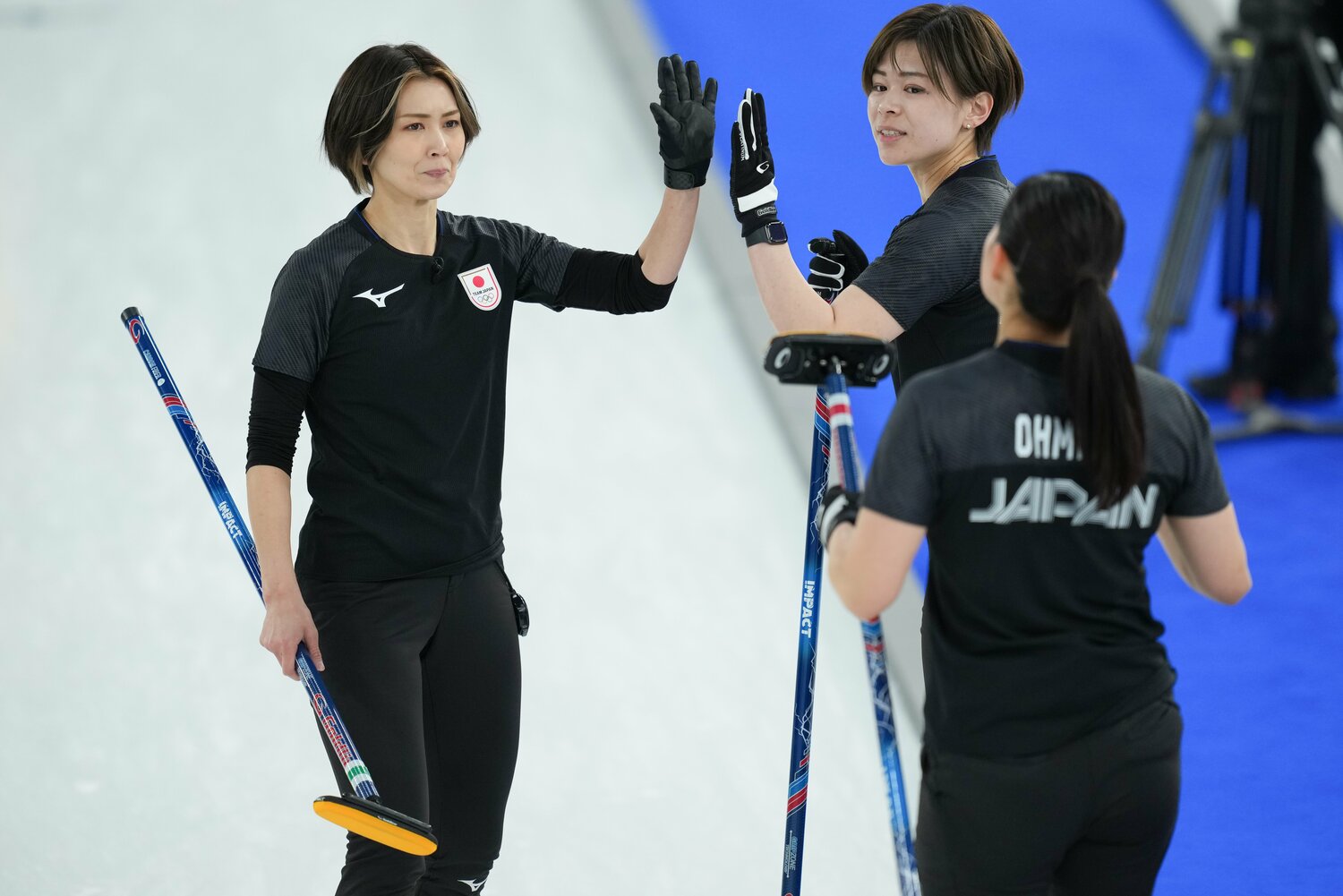 五輪初戦のスウェーデン戦でやや渋い表情を浮かべる吉村紗也香 ©Tsutomu Kishimoto/JMPA