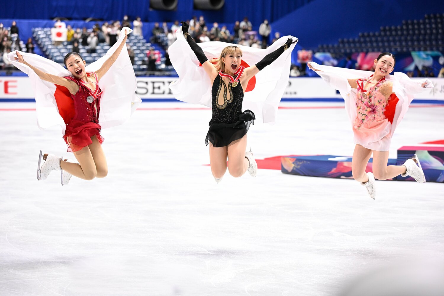 NHK杯は日本人女子が表彰台を独占。（右から）銀メダルの千葉百音、金メダルの坂本花織、銅メダルの青木祐奈　©︎Asami Enomoto