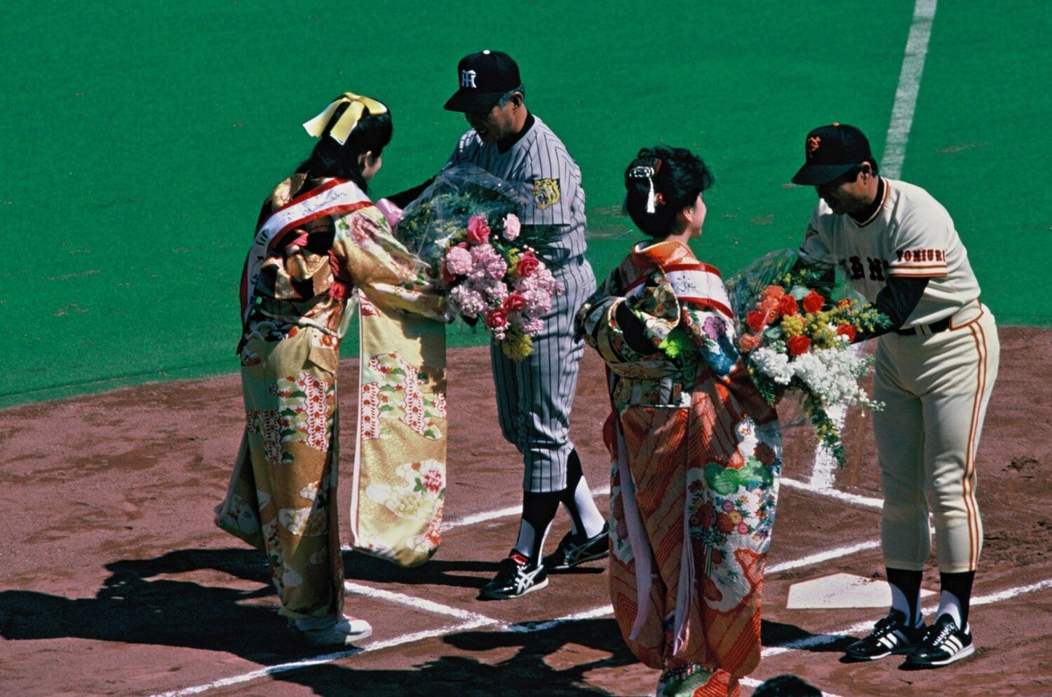 1984年の開幕戦で巨人・王貞治監督とともに花束を受け取る阪神・安藤監督　©Sports Graphic Number