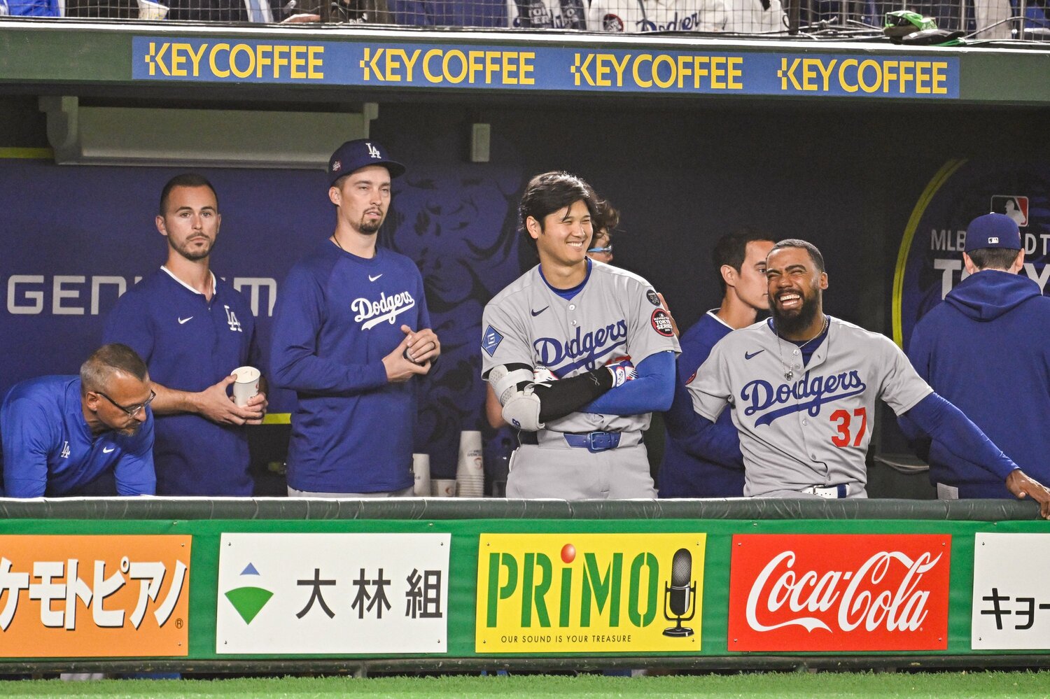 テオスカー・ヘルナンデスとはベンチで大爆笑する場面も