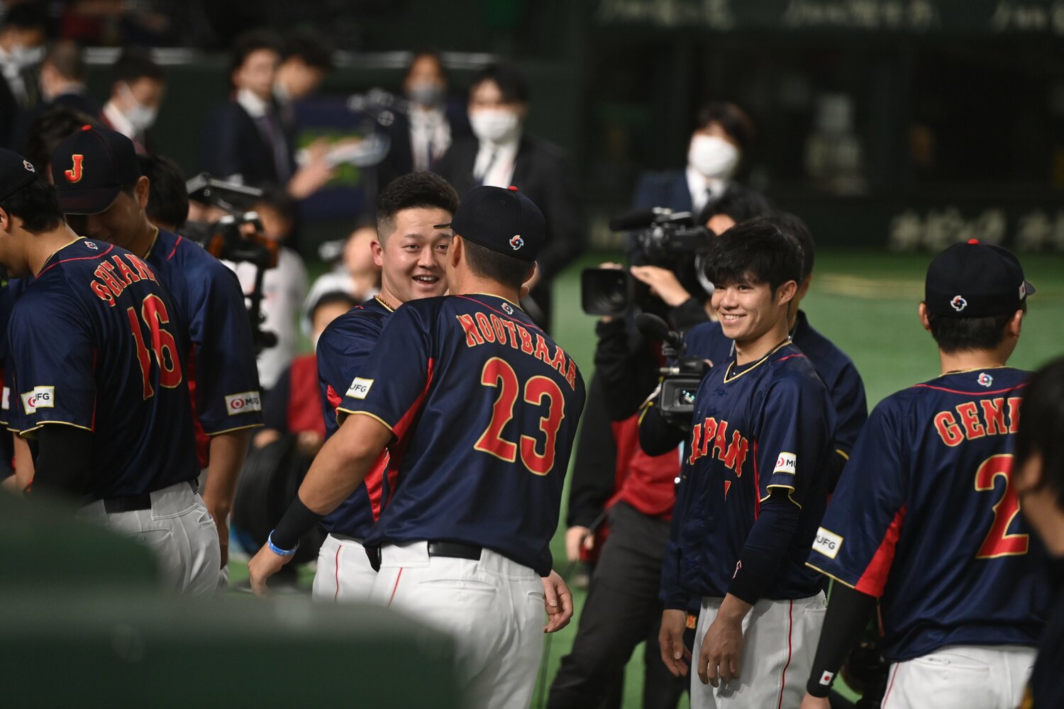 円陣での声出しに感激したヌートバーからハイタッチを求められる牧　©Naoya Sanuki