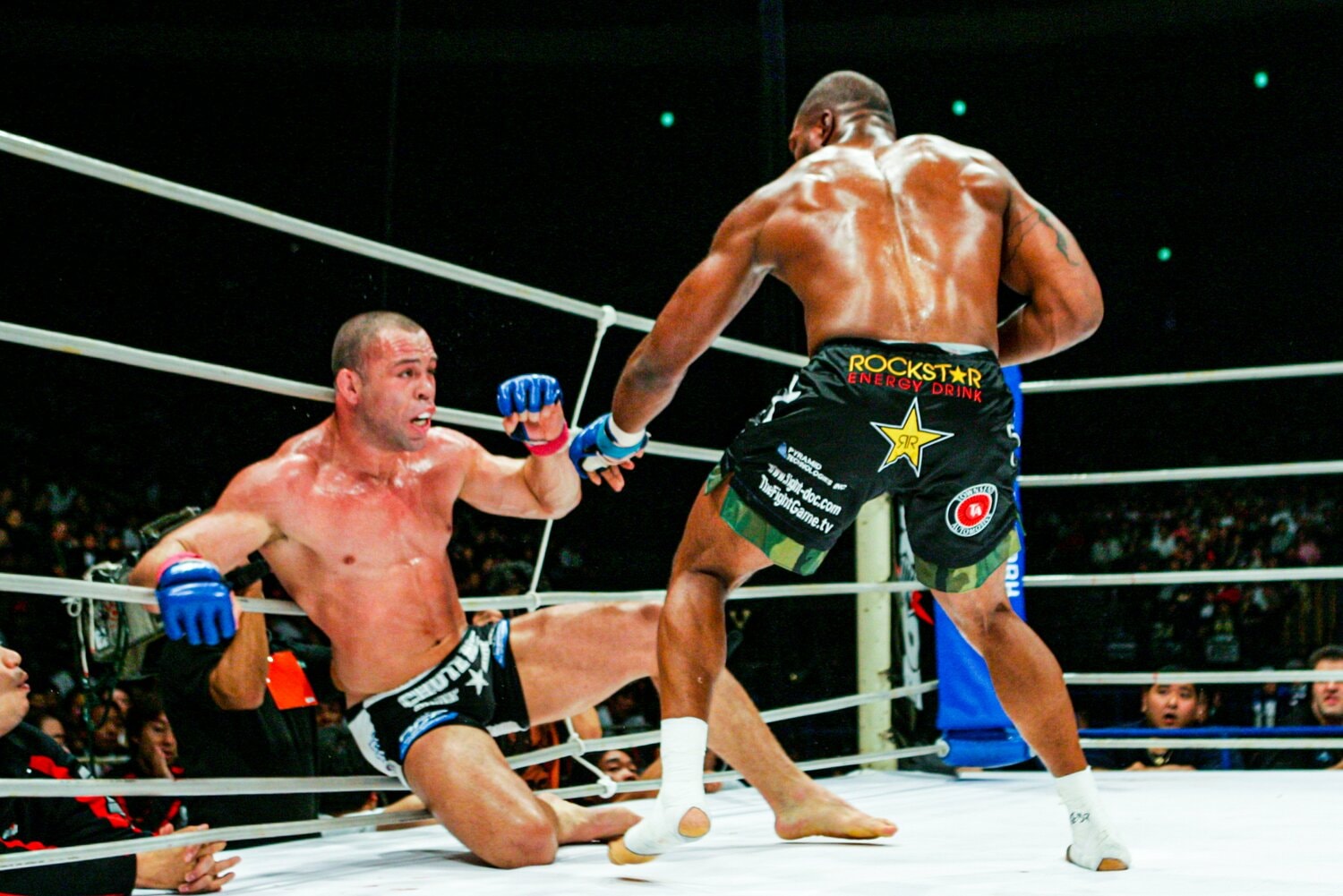 ジャクソンのパンチを被弾して腰を落とすシウバ　©Susumu Nagao