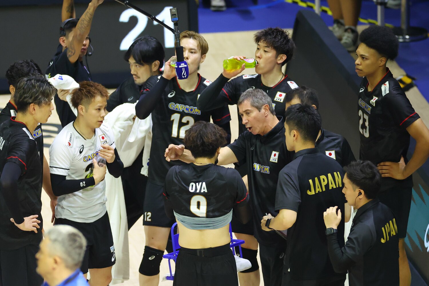 選手たちに指示を送るロラン・ティリ監督　©︎YUTAKA/AFLO SPORT