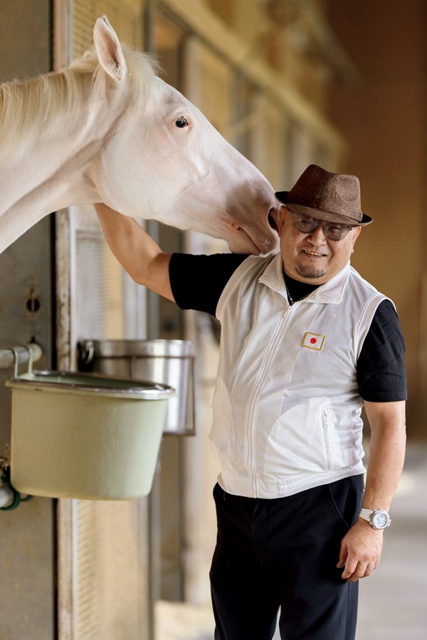 須貝尚介　Naosuke Sugai　1966年6月3日生、滋賀県出身。父・彦三も元調教師。'85年に騎手デビュー。JRA通算302勝。'08年に引退して調教師に。'09年に厩舎開業。'12年ゴールドシップの有馬記念や'13年ジャスタウェイの天皇賞・秋などGI勝ち多数　Miki Fukano