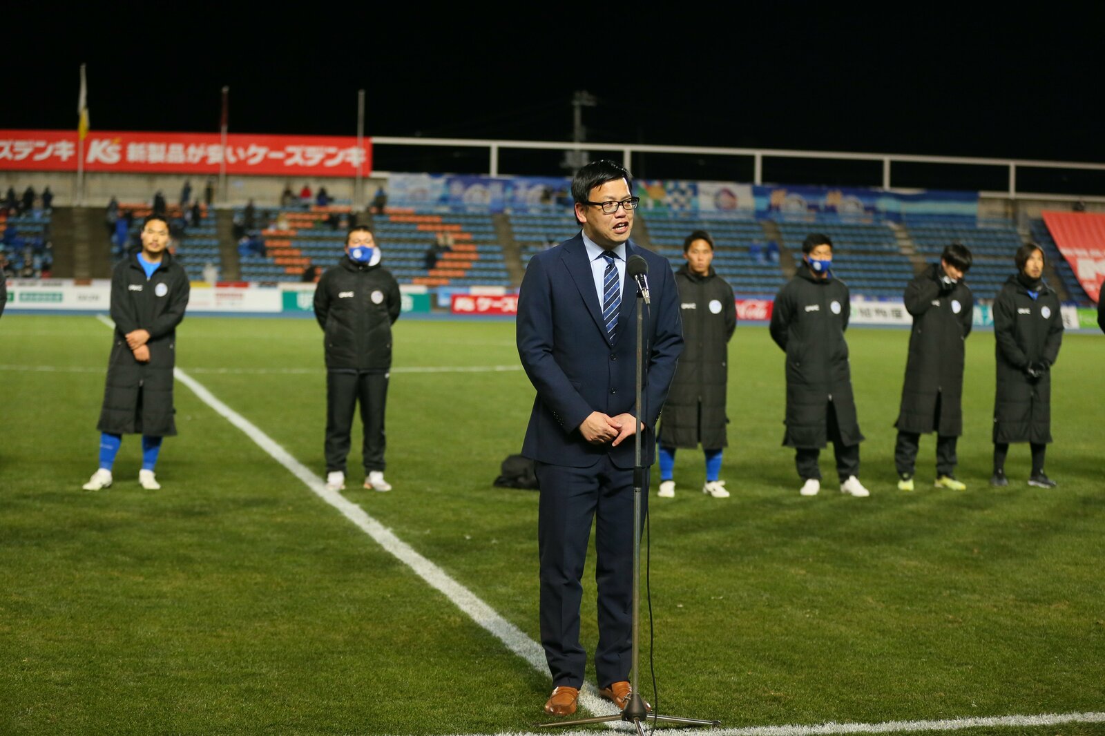 2020年シーズンのホーム最終戦終了後、スタンドに挨拶する小島社長 ©J.LEAGUE