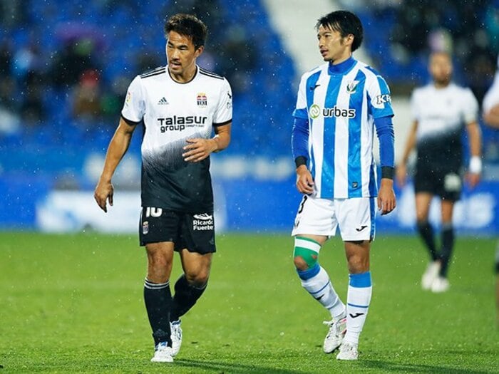 柴崎岳vs岡崎慎司が《ユニフォームを引っ張ってバチバチ》 撮影カメラマンが凍えそうな雨中で捉えた“熱いバトル”の瞬間＜Number Web＞ photograph by Daisuke Nakashima