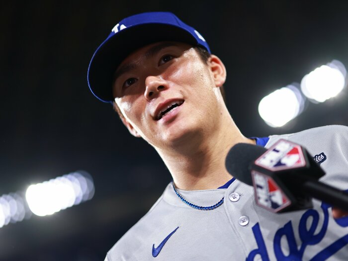 カーショウ絶賛「効率的。今のヨシなら150球でも」山本由伸がブルージェイズ打線を制圧…“敵地ファンに神対応”大谷翔平から主役を奪った日＜Number Web＞ photograph by Vaughn Ridley/Getty Images