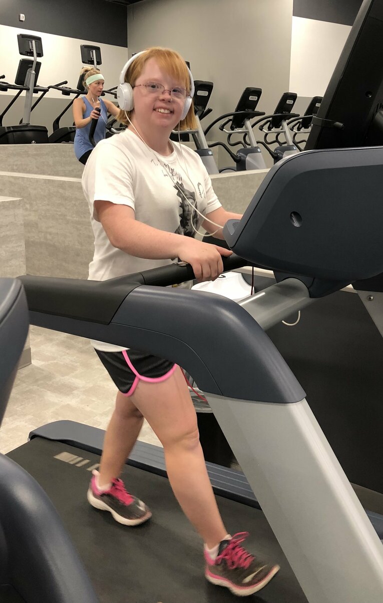 トレーニングでも笑顔を絶やさないエイミー　©Bockerstette family