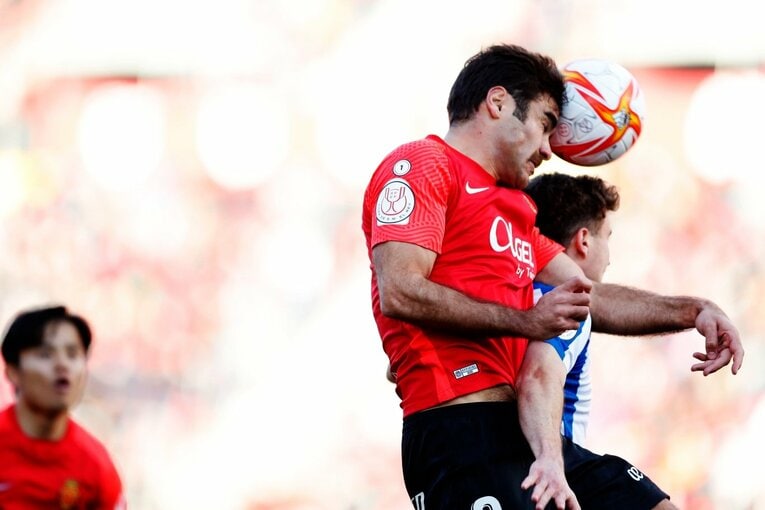 久保建英“オレが蹴る”FK弾→手荒い祝福に「い、痛いんですけど」 カメラマンが至近距離でとらえた一撃と、ファンから“感謝の大拍手”(20)