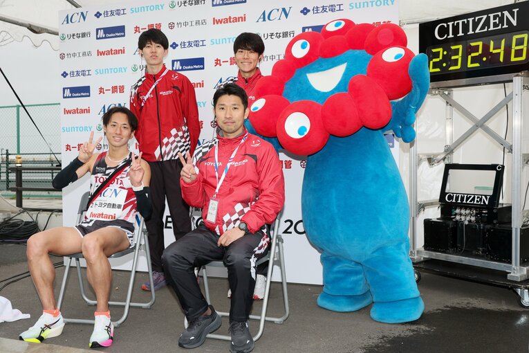 優勝したトヨタ自動車の熊本監督（前列右）©JIJI PRESS