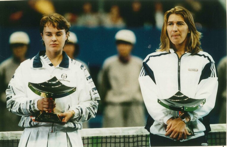 グラフとヒンギス　©BUNGEISHUNJU