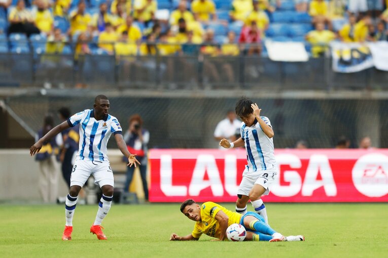 3戦連続MVP久保建英が「ユニ引っ張られても突破」気になる右足テーピングとシルバ引退の影響…“タケの配信に映らない表情”を撮った(9)