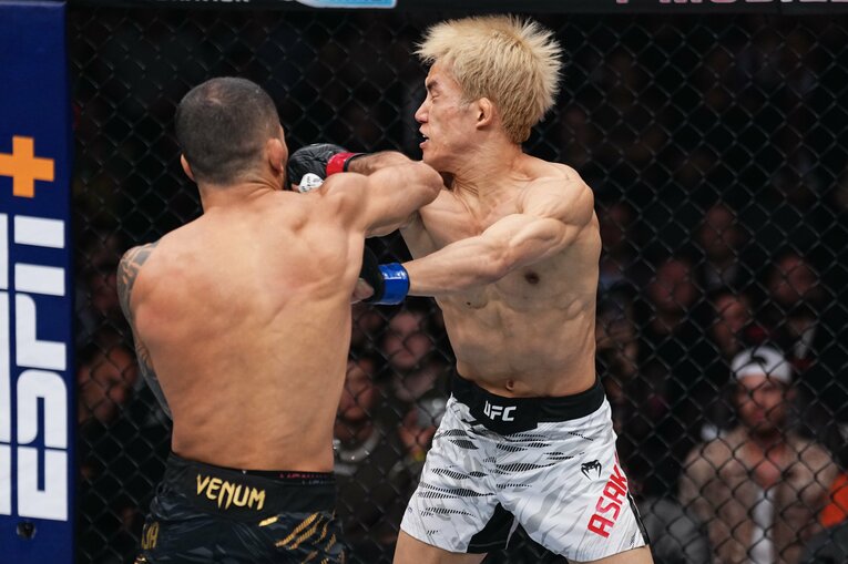 パントージャの右フックを被弾する朝倉海　©Getty Images