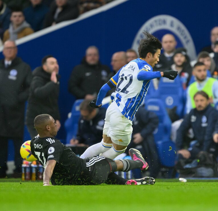 フラムの右CBイッサ・ディオプのスライディングタックル。三笘が中央寄りにポジションを取るとテテとディオプはスムーズにマークを受け渡していた　©Getty Images