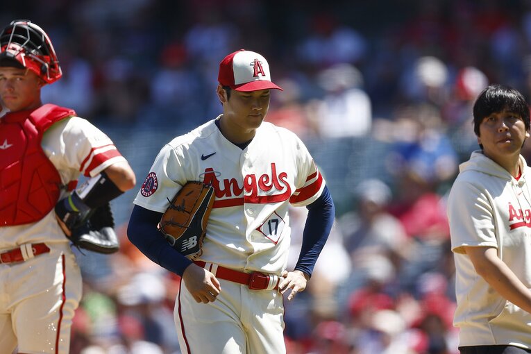 降板に肩を落とす大谷と見守る水原通訳　©︎Getty Images